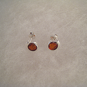 Boucles d'oreilles puce ronde moderne  - bijou ambre et argent